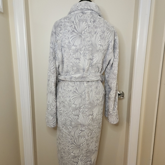 Daniel Buchler plush robe - Picture 4 of 9